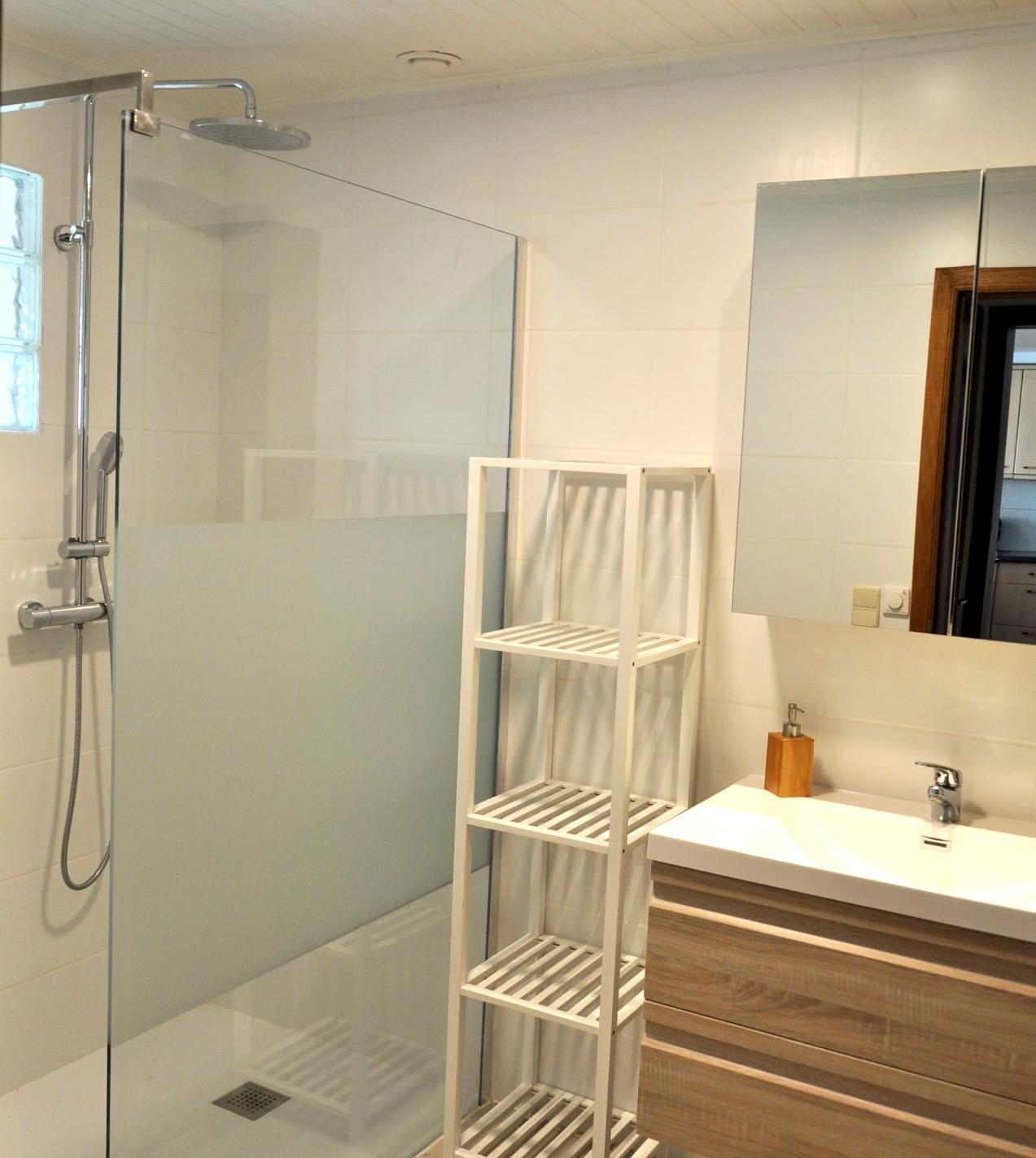 hedendaagse badkamer in vakantiehuis Leberg proper sanitair in Vakantiehuis Leberg